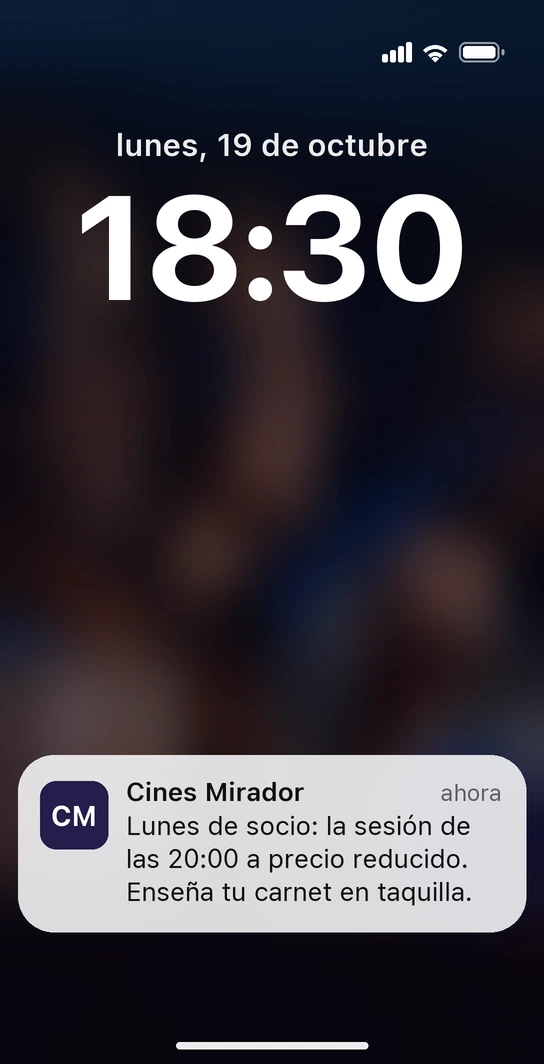 Pantalla de bloqueo de un iPhone con la notificación del carnet de socio de un cine: sesión de las 20:00 a precio reducido para socios