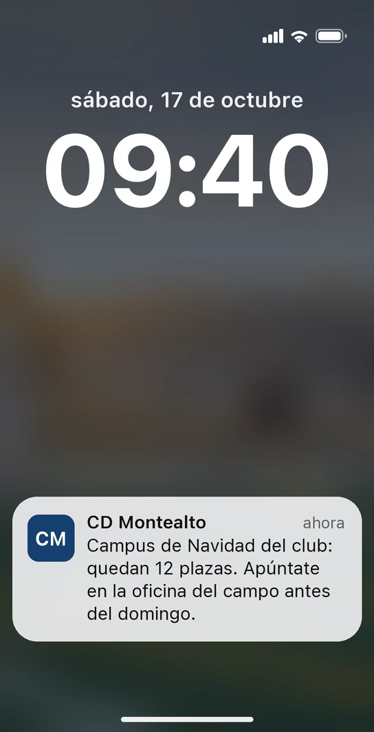 Pantalla de bloqueo de un iPhone con la notificación del carnet de socio de un club deportivo: 2x1 en la cafetería después del partido